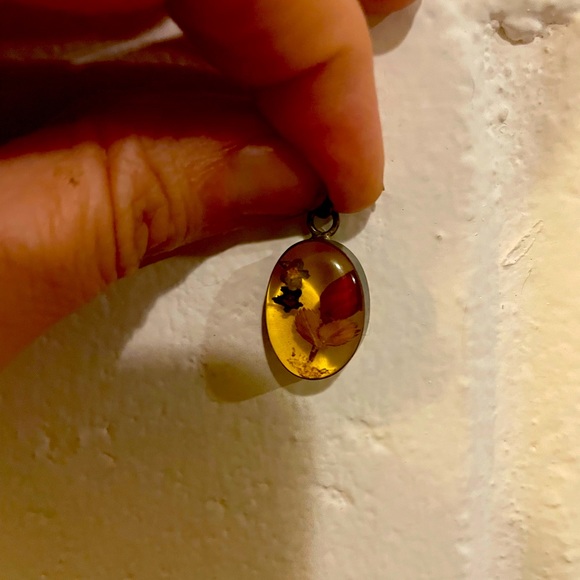 Vintage sterling silver and flowers set in lucite pendant - Picture 3 of 4